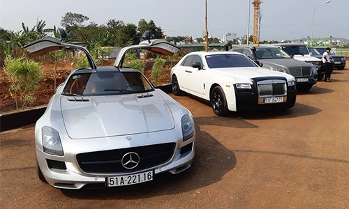 Đại gia Trung Nguyên "khoe" dàn xe ôtô trị giá trăm tỷ