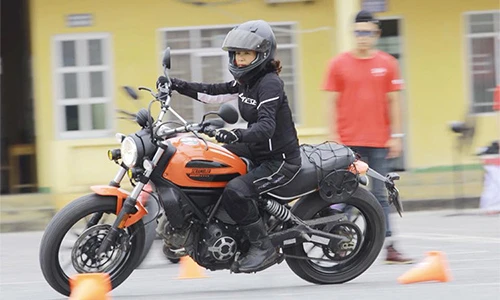 Phụ nữ quyến rũ hơn khi cầm lái môtô phân khối lớn