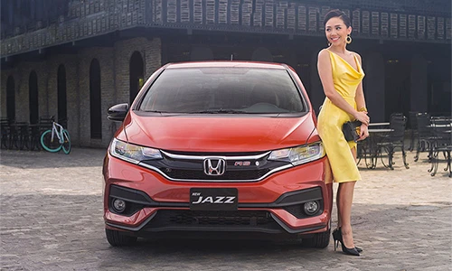 Tóc Tiên "sang chảnh" đọ dáng Honda Jazz 539 triệu đồng