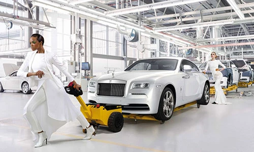 Rolls-Royce Wraith và thời trang xa xỉ “đẹp từng cen ti mét“
