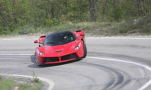 Porsche 918 Spyder và LaFerrari đọ sức trên đường đua drag