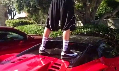 Cả mạng xã hội truy lùng kẻ "tè bậy" lên Ferrari 458 Spider