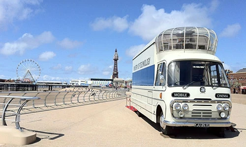 Rạp chiếu phim trên ôtô “siêu độc” định giá hơn 4 tỷ đồng