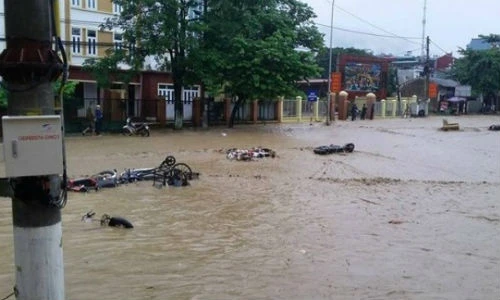 Vỡ đập ở Điện Biên, cả trăm xe máy trôi đầy đường