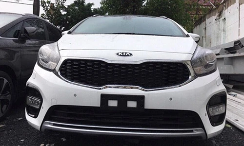 Kia Rondo 2017 bất ngờ "lộ hàng" tại Việt Nam