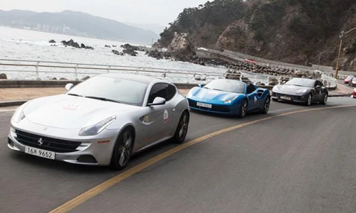 Hàng chục "siêu ngựa" Ferrari tung vó tại Hàn Quốc