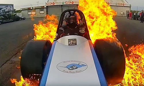 Đốt cháy xe đua thể thao để “giật” giải thưởng GoPro