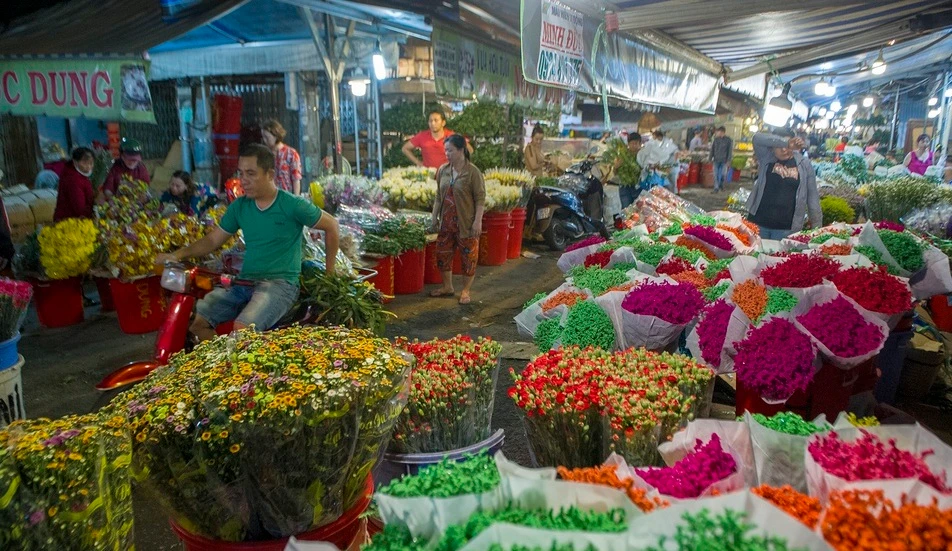 Chợ hoa sỉ lớn nhất TP.HCM hoạt động tất bật xuyên đêm dịp 8/3