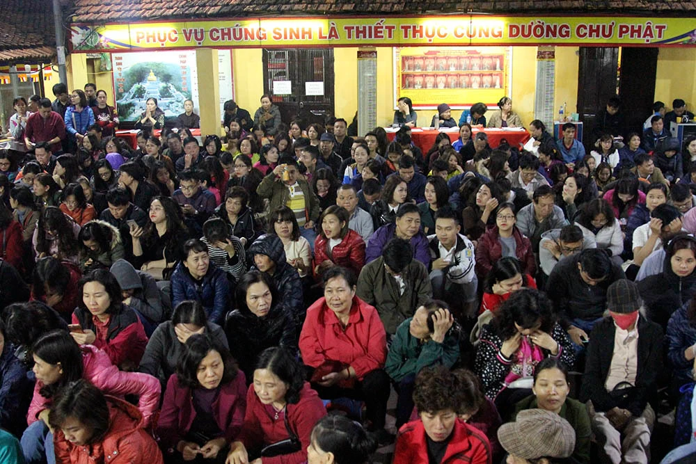 "Biển người" ngồi tràn ra đường giải hạn chùa Phúc Khánh