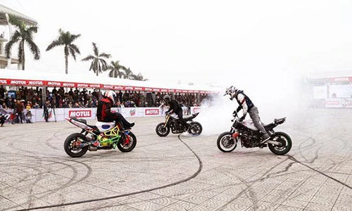 Dân chơi môtô stunter Thái “nghịch xe” vô địch Việt Nam