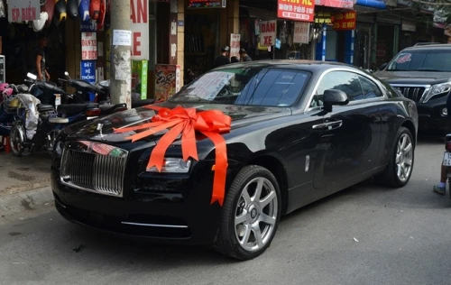 Chồng đại gia hơn 19 tuổi tặng Rolls-Royce 30 tỷ cho Thu Ngân