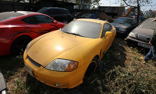 Hàng trăm ôtô, xe máy bỏ hoang thành sắt vụn ở Hà Nội