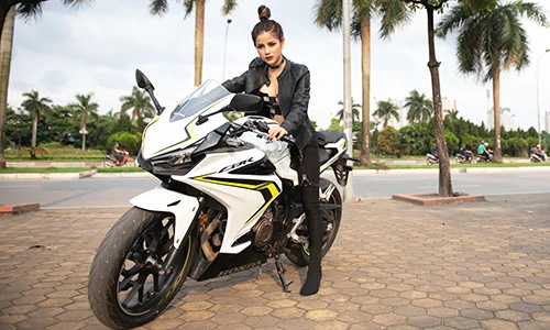 DJ Mi-A hở bạo bên Honda CBR500R giá 187 triệu đồng