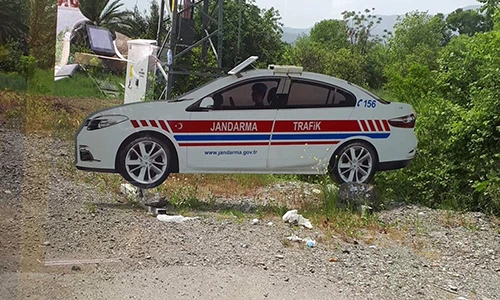 Cảnh sát dùng ôtô bằng giấy "dọa" tài xế chạy quá tốc độ