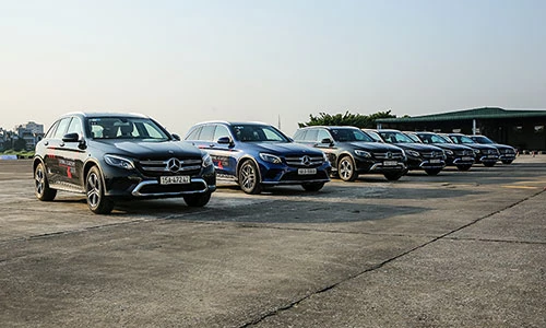 Cầm lái dàn xe sang đắt tiền của Mercedes-Benz tại Hà Nội 