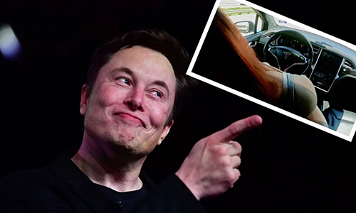 Tesla Model X tự lái để chủ xe đóng "phim người lớn"