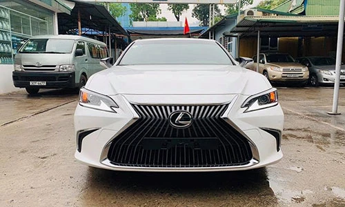 Xe sang Lexus ES 250 "chạy lướt" giá 2,6 tỷ ở Hà Nội