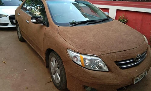 Dùng "độc chiêu" trét phân bò lên xe Toyota chống nóng 