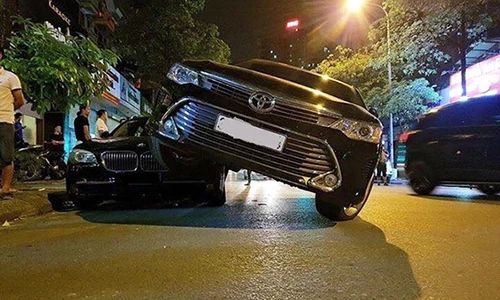 Toyota Camry “đè đầu, cưỡi cổ” BMW 750Li tại Hà Nội 