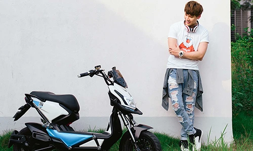"Hot boy" Dũng Bino giải nhiệt hè cùng xe điện Anbico Zoe