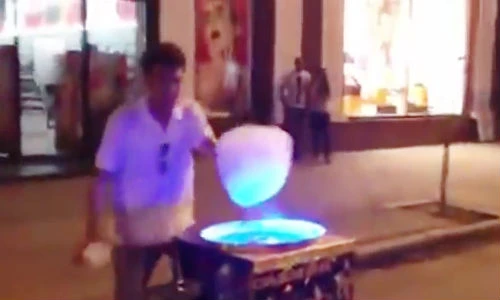 Trai trẻ trình diễn nghệ thuật làm kẹo bông gòn đẳng cấp