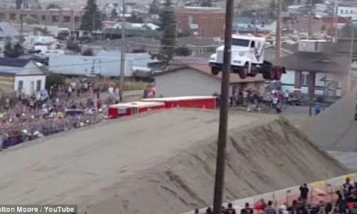 Xe đầu kéo nặng 9 tấn bay hơn 50m trên không