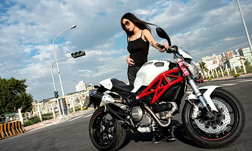 Mẫu Á cá tính chinh phục “quỷ nhỏ” Ducati Monster 796