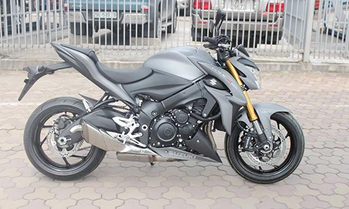Naked bike Suzuki GSX-S1000 2015 đầu tiên về Hà Nội có gì?