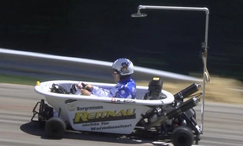 Xem dân chơi đua xe, đốt lốp bằng … “bồn tắm“