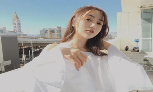 Cô gái bí ẩn khiến dân tình mạng đổ xô tìm kiếm