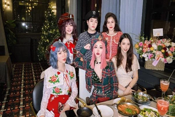 Cô gái TP.HCM mặc váy như trong phim