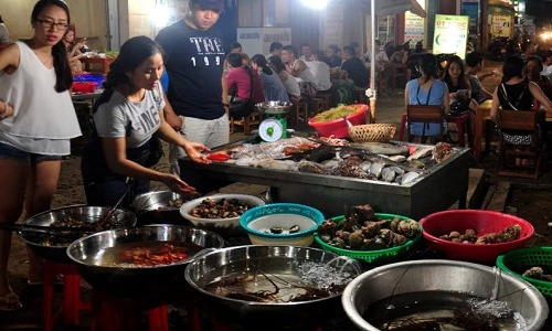 Tôm hùm, cá mặt quỷ ở chợ đêm đảo Lý Sơn