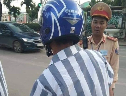 Diện style "áo tù" ra đường, nam thanh niên gặp cái kết không tưởng