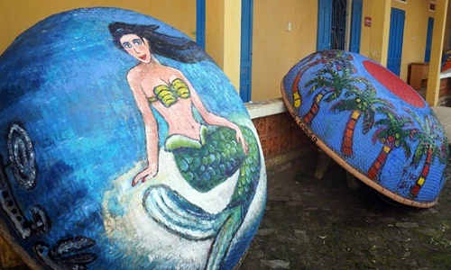 Độc đáo “nàng tiên cá” quyến rũ trên thuyền thúng ngư dân