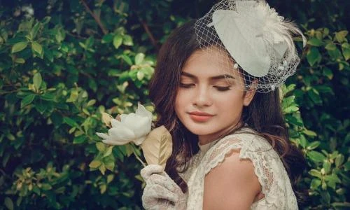 Nhan sắc “bông hồng lai” hút hồn của con gái “bà bán vịt“