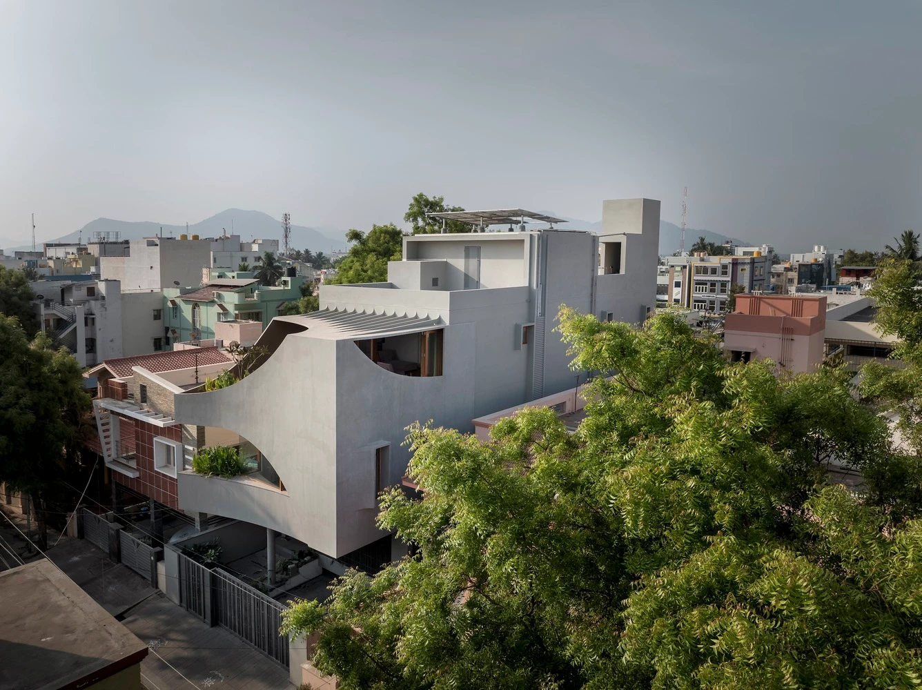  Nhà phố ấn tượng với mặt tiền khoét sâu giữa lòng đô thị