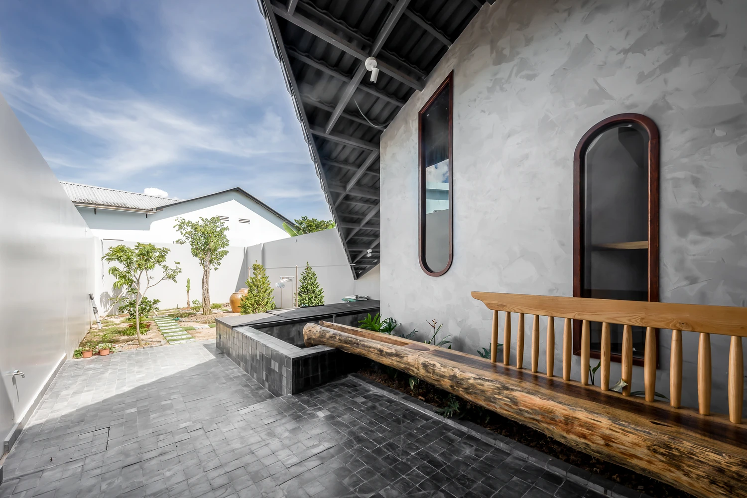 Thiết kế 3 giếng trời, ngôi nhà thoáng mát chẳng kém resort