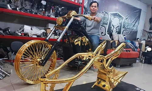 Người đeo nhiều vàng nhất Việt Nam mạ vàng "xế nổ"