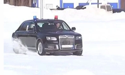 Xe sang của Tổng thống Nga drift trên cánh đồng tuyết