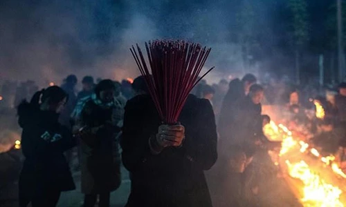 Biển người Trung Quốc chen chúc khấn Thần Tài