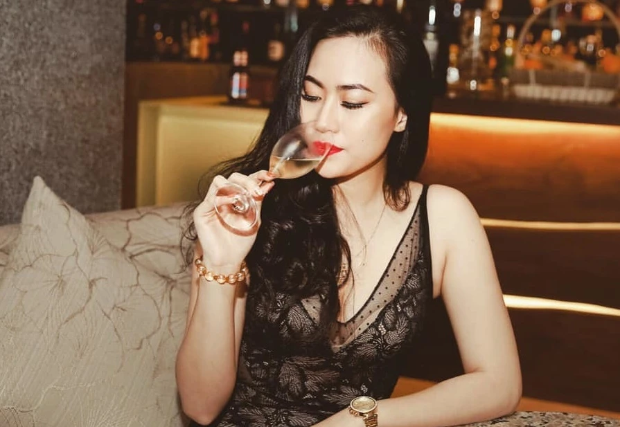 Bị chê già, bạn gái tin đồn Quang Hải đáp trả "căng đét" khiến dân tình trố mắt