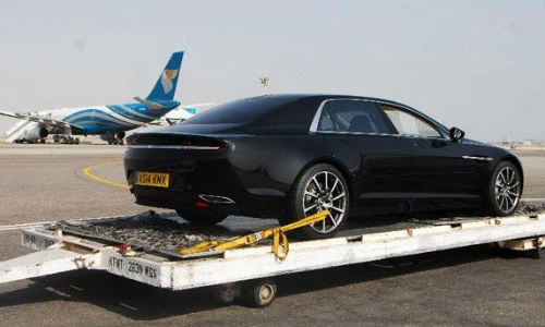 Siêu xe khác thường Aston Martin Lagonda lần đầu lộ diện