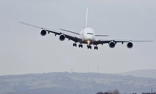 Thót tim máy bay "làm xiếc" trên trời trước khi hạ cánh