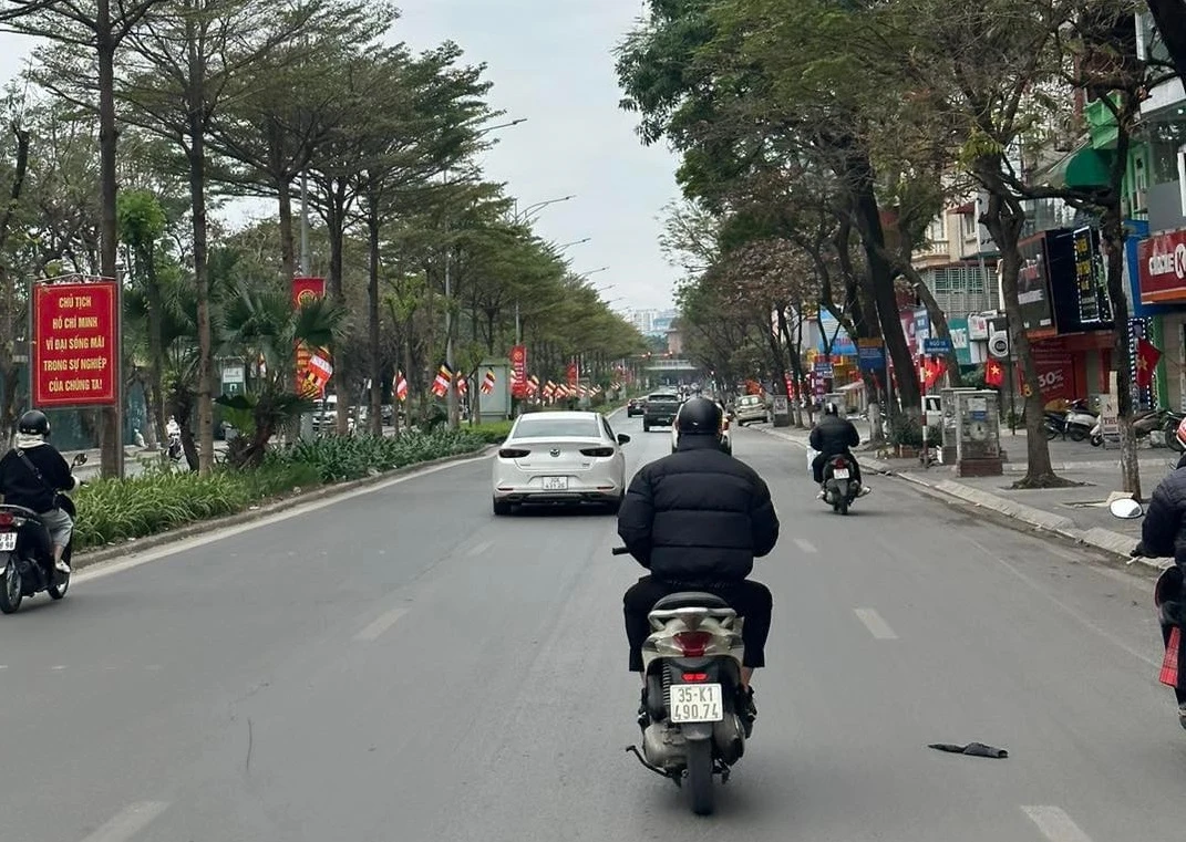 Sáng 30 Tết, Hà Nội chậm rãi, bình yên đến lạ