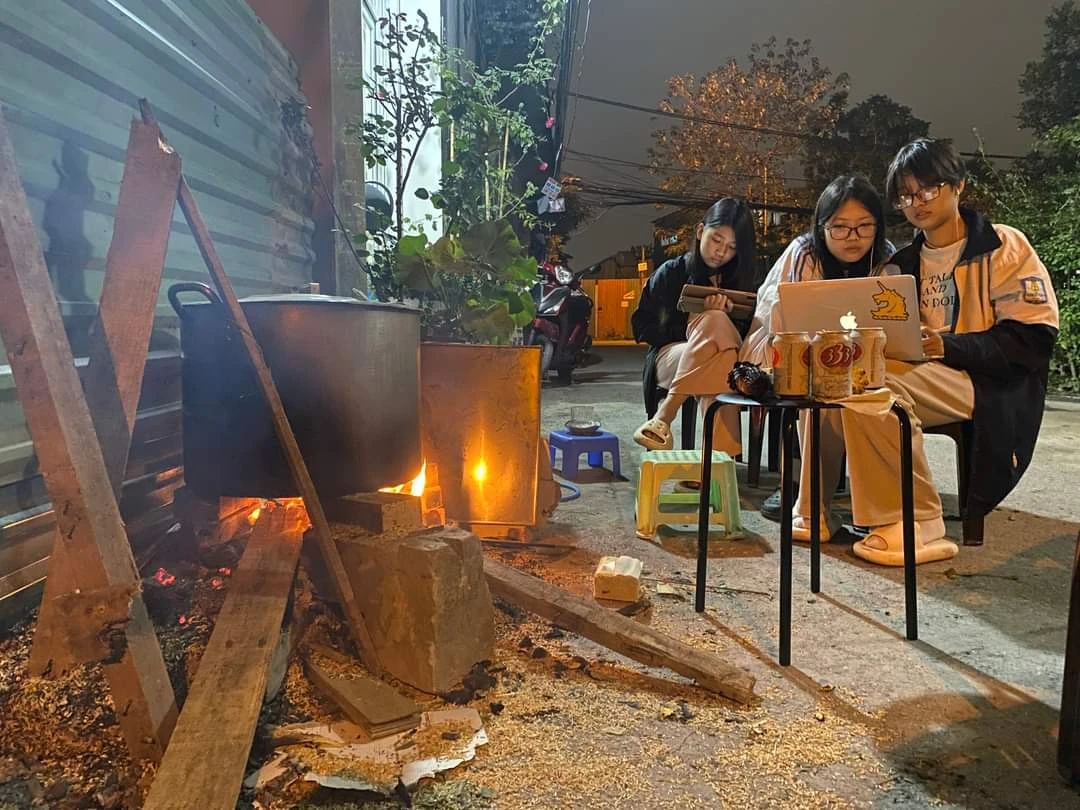 Người Hà Nội đỏ lừa bếp củi, trông bánh chưng cúng Giao thừa