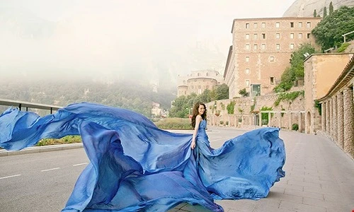 Cô dâu mang 6 vali váy cưới đi châu Âu chụp ảnh