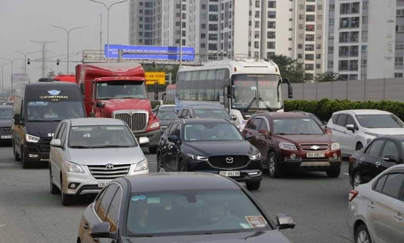 Tắc dài hàng km ở cao tốc Pháp Vân, khách mệt mỏi chờ xuống xe