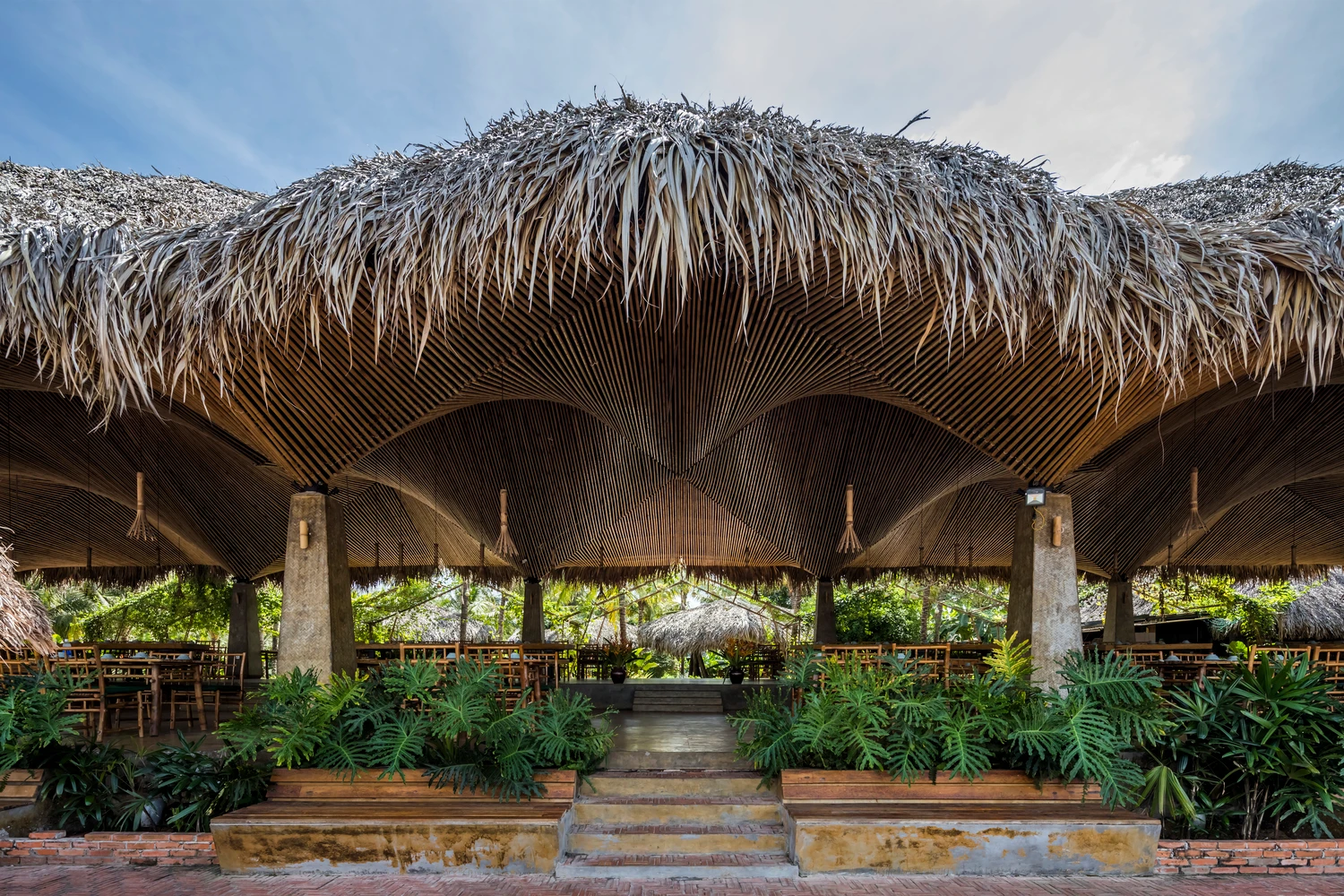 Báo Mỹ hết lời ca tụng nhà hàng mái dừa ở miền Tây