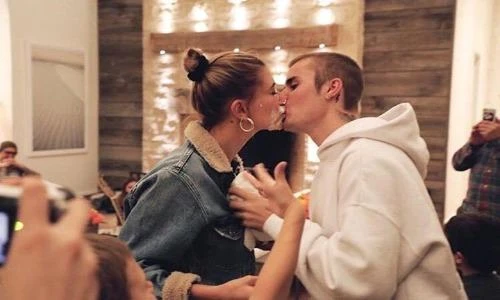 Hailey Baldwin và Justin Bieber hôn nhau say đắm trong tiệc sinh nhật