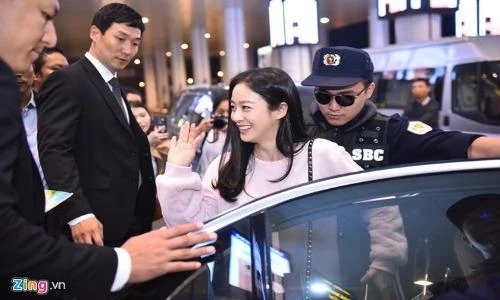 Kim Tae Hee rạng rỡ chào fan Việt khi tới Hà Nội lúc tối muộn